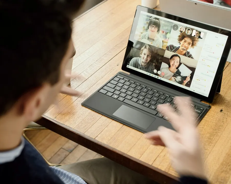 Pessoa em videochamada de trabalho no notebook