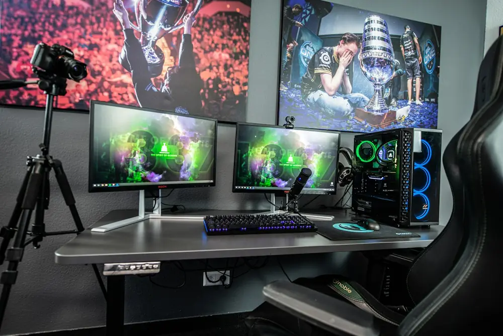 Setup de streamer com câmera, microfone e dois monitores