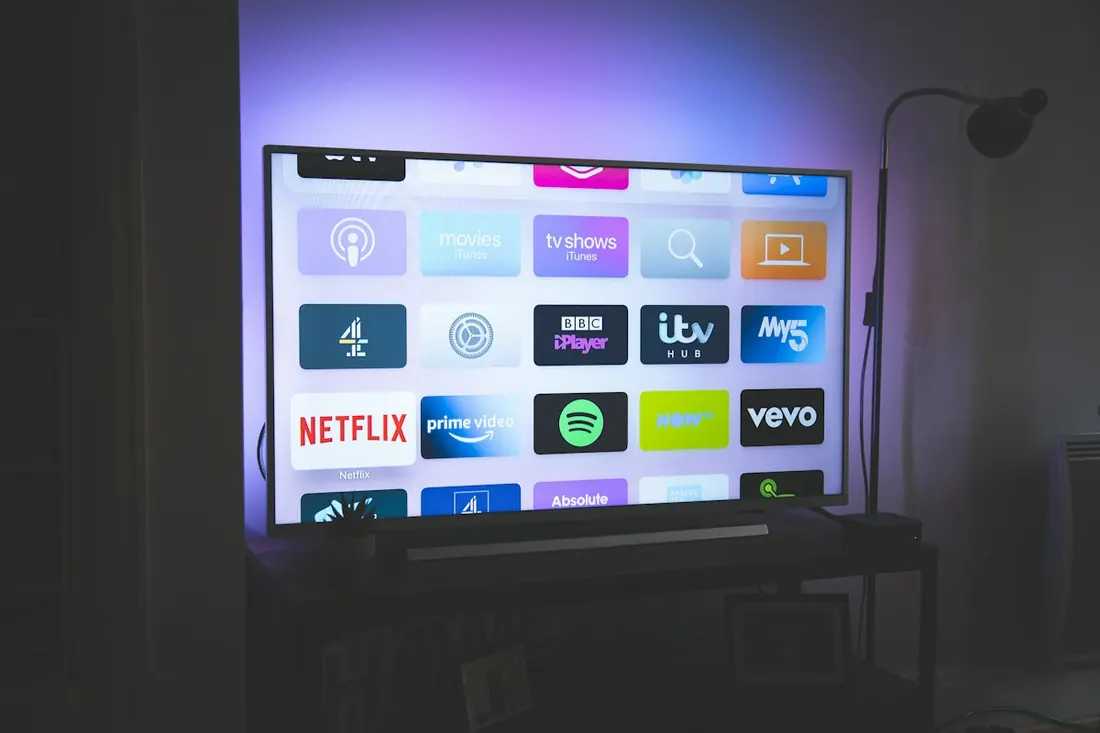 Smart TV exibindo aplicativos de streaming